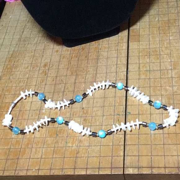White Shell, Blue Optic Bead, Hematite Accent Stone Necklace 18“L EVC - Picture 4 of 9